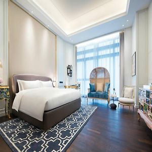 Luxury Room Club Millesime Post Modern Style King bed